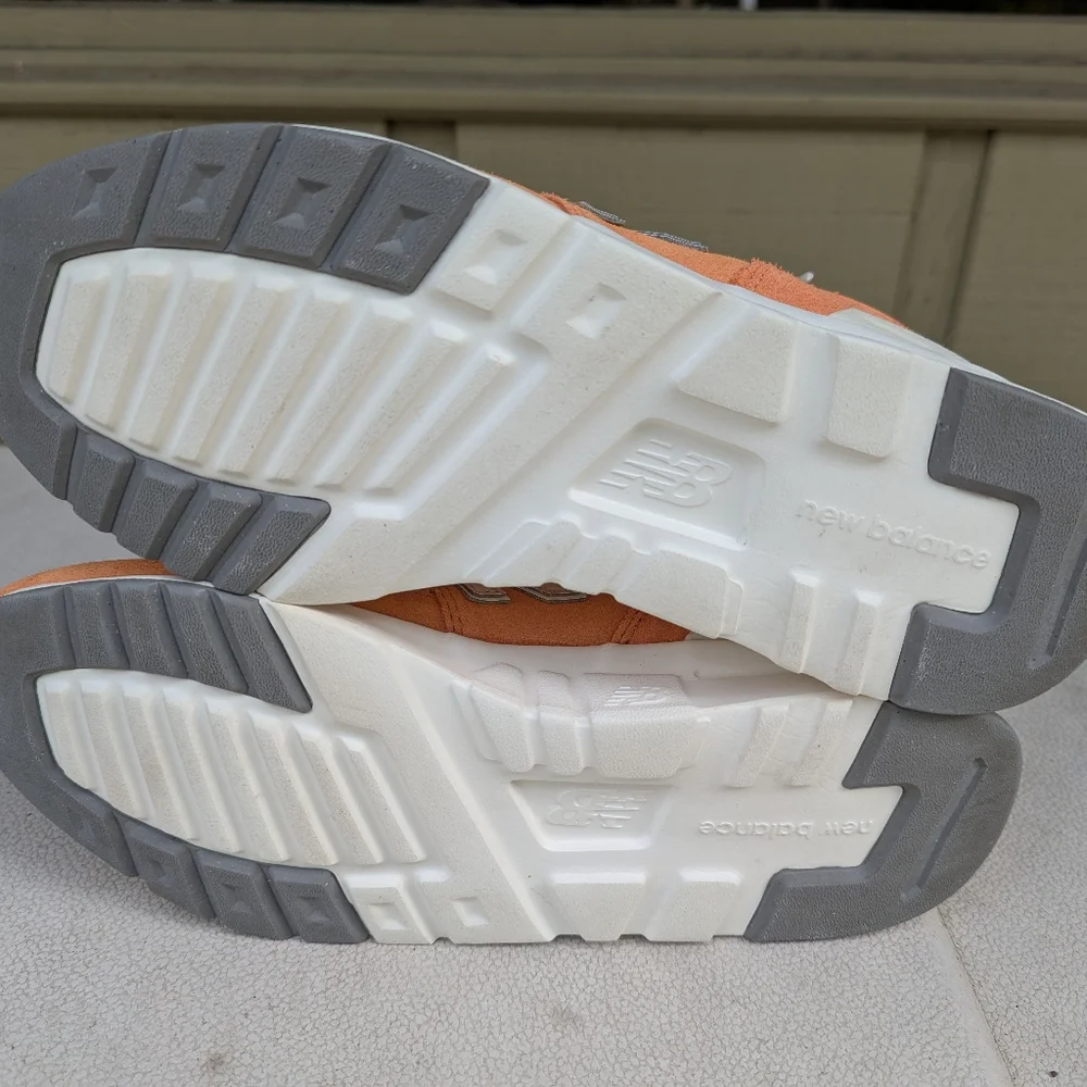 New Balance Sneakers, Women's 8.5 or Mens 7, Orange Jogging Shoes - Picture 6 of 11